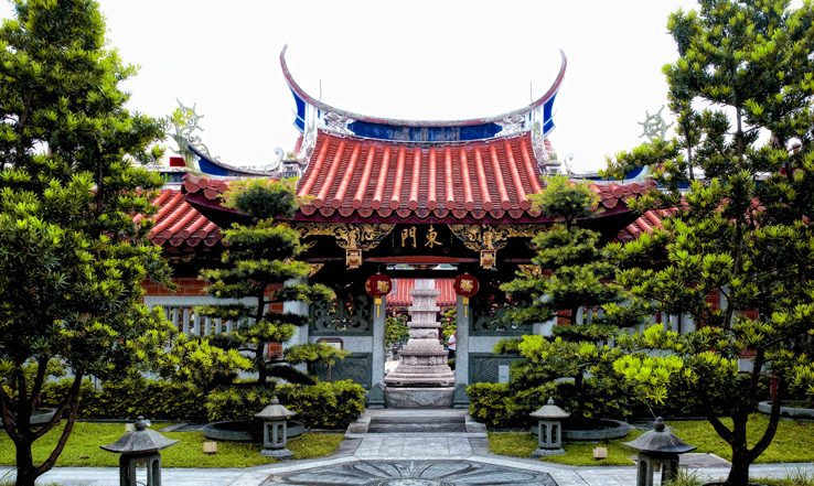 The Lian Shan Shuang Monastery in Singapore was built in a unique mix of Chinese styles.