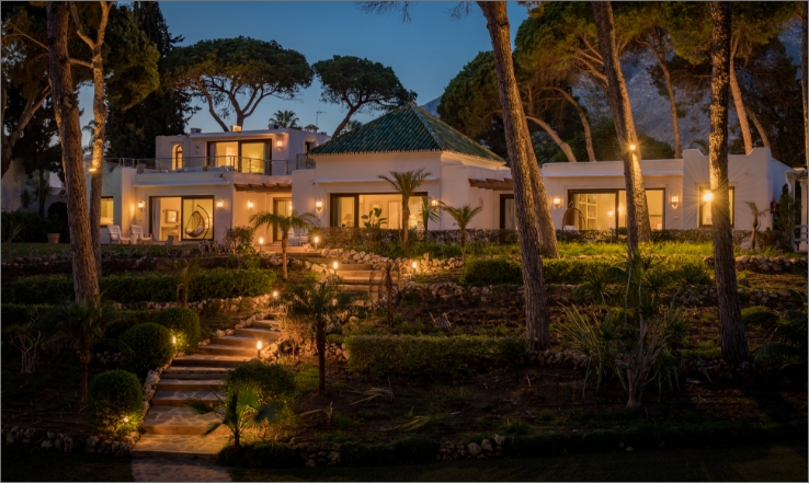 Evening of exclusivity at El Rincón, a private beachfront estate nestled along Marbella’s iconic Golden Mile. 