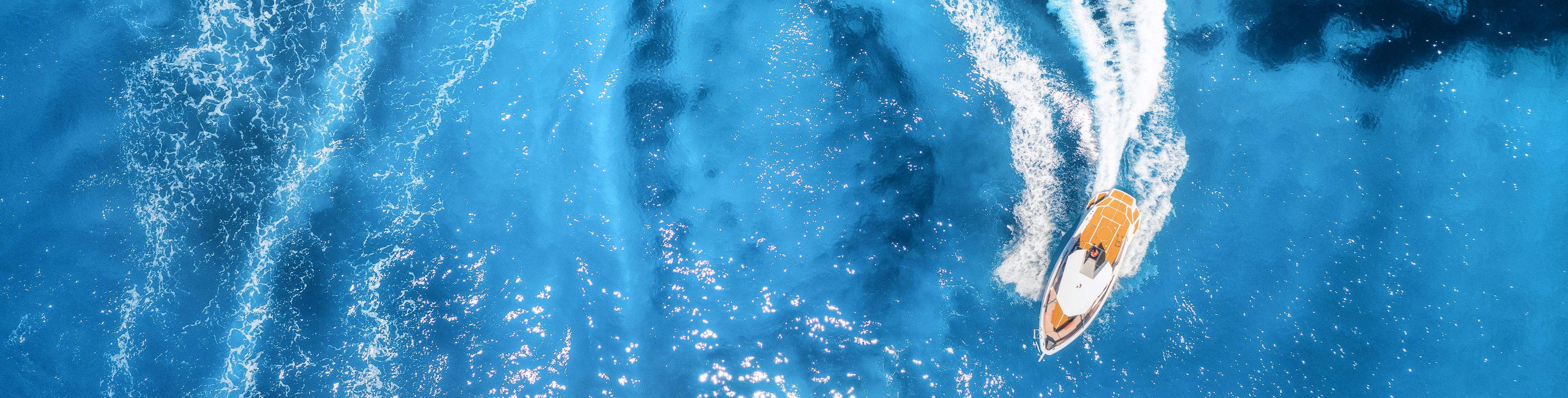 Speedboat circling the water.