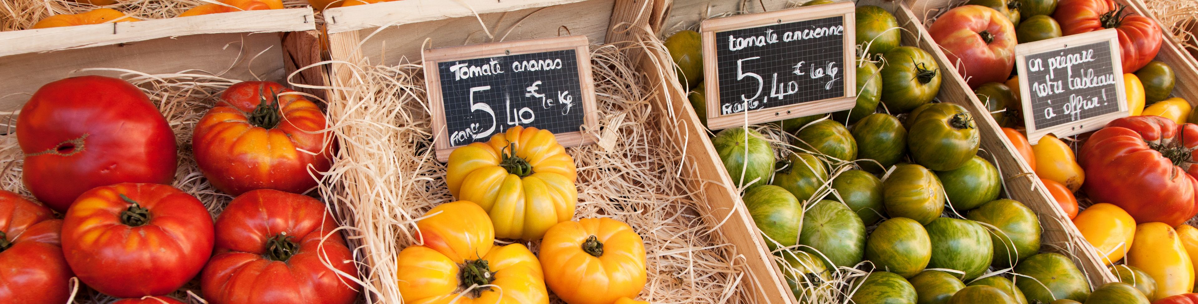 Vegetable stand, with various vegetables on display. 